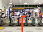 1.梅島駅の改札を出て、目の前の横断歩道を渡らずに右へ曲がる