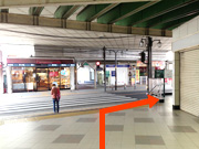 1.梅島駅の改札を出て、目の前の横断歩道を渡らずに右へ曲がる