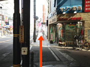 2.道なりにずっと真っすぐ進む