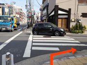 3.梅島三丁目交差点を右に曲がる