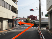 5.右にりそな銀行、左にドミノピザがある交差点を左に曲がる