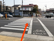 6.ドミノピザの目の前の横断歩道を渡る