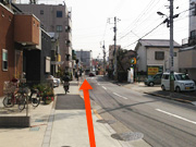 7.横断歩道を渡ったら道なりに進む