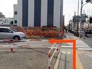 2.1つ目の横断歩道を渡らずに左へ曲がる