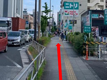 2.バス停を背にして左へ直進します。