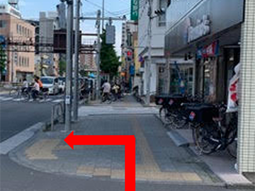 3.ドミノピザが右手に見えたら左の信号を渡ります。